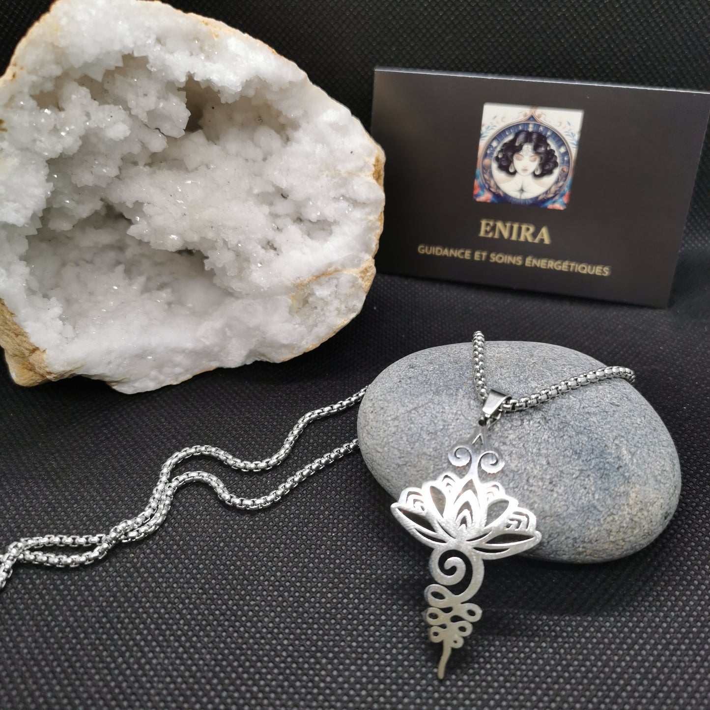 Amulette Unalome & Lotus – Chemin Spirituel et Éveil Intérieur