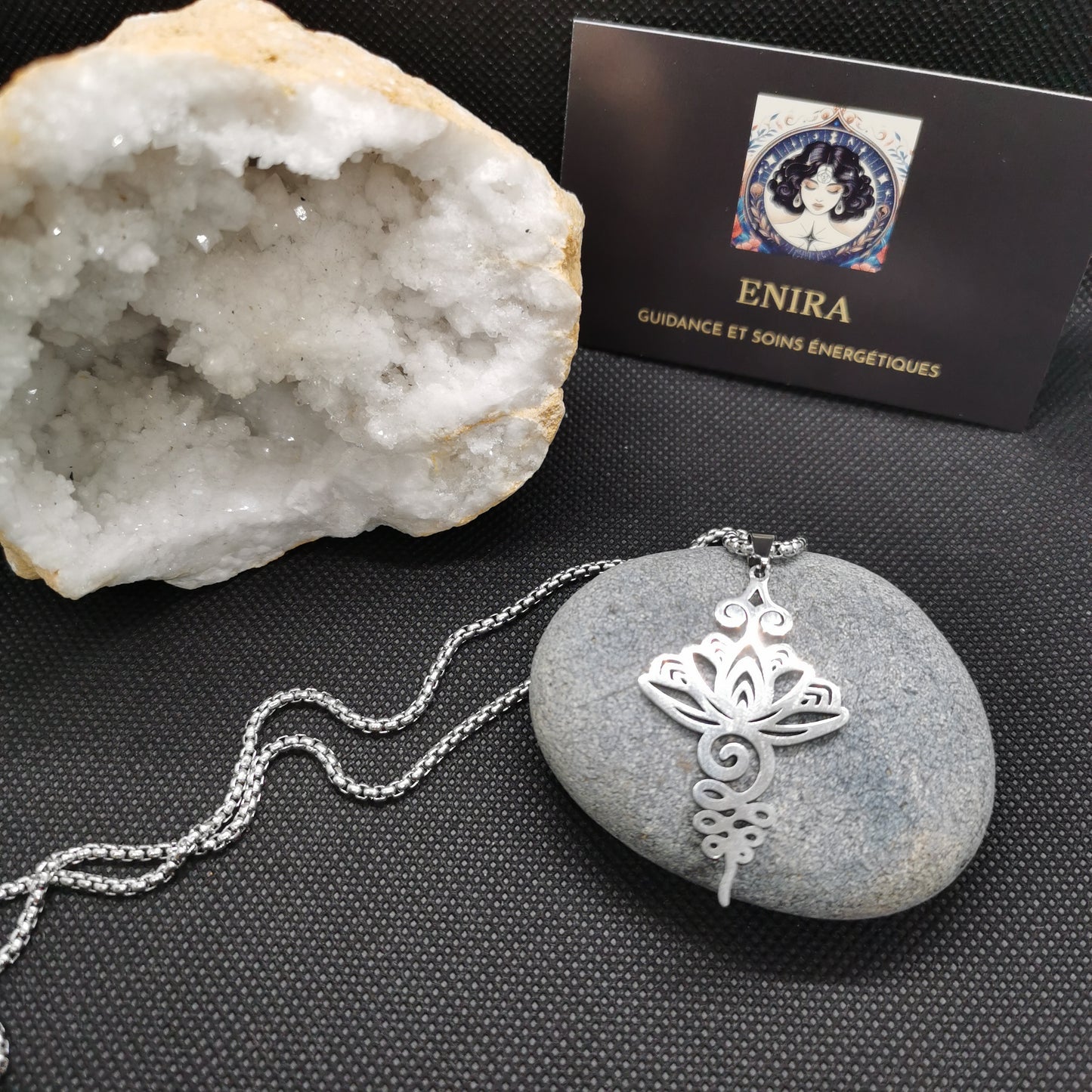 Amulette Unalome & Lotus – Chemin Spirituel et Éveil Intérieur