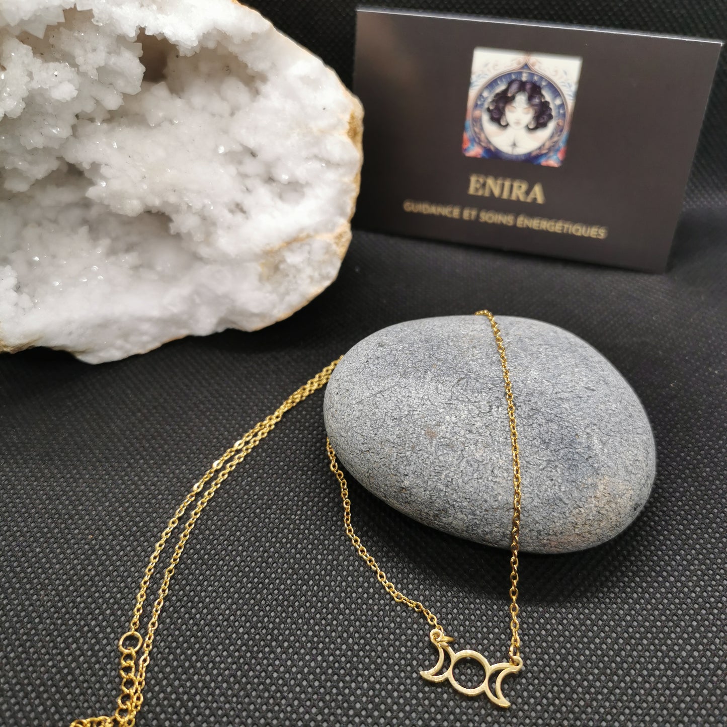 Amulette Triple Lune – Cycle Sacré & Énergie Féminine