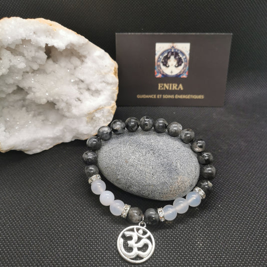 Bracelet Labradorite & Agate Blanche avec Om – Protection & Paix Intérieure – Perles 8 mm
