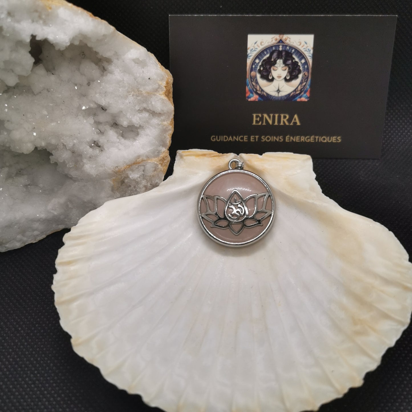 Pendentif Lotus Om en Quartz Rose – Amour & Harmonie – 3 cm