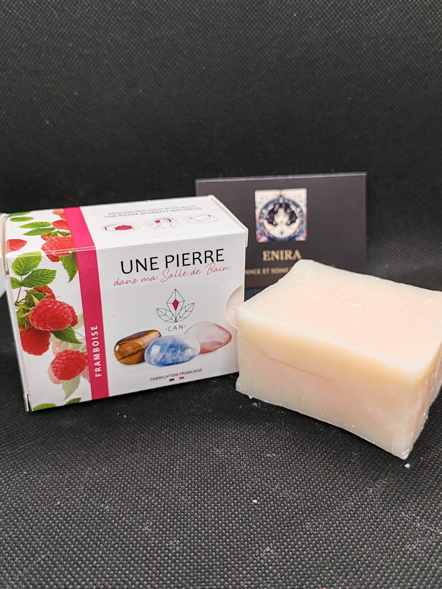 Savons incrustés d'une pierre naturelle ( Plusieurs parfums )