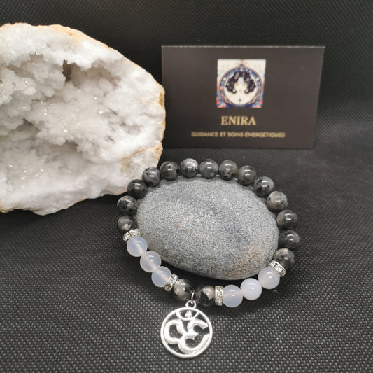 Bracelet Labradorite & Agate Blanche avec Om – Protection & Paix Intérieure – Perles 8 mm