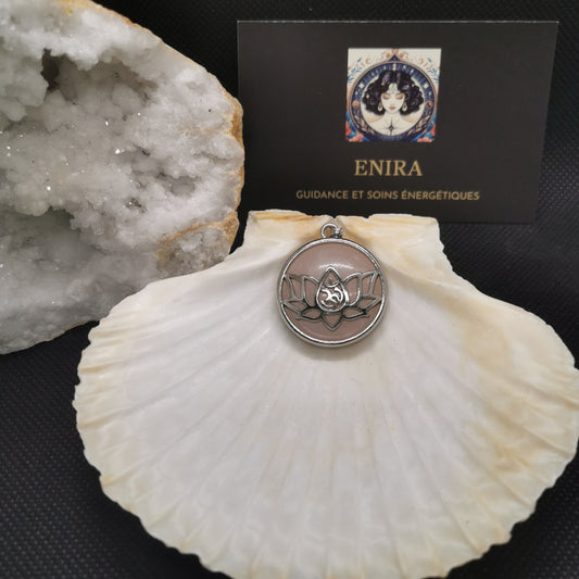 Pendentif Lotus Om en Quartz Rose – Amour & Harmonie – 3 cm