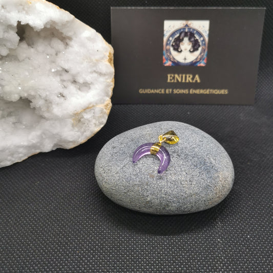 Pendentif Lune Croissante en Améthyste Naturelle – Protection & Intuition – 2 cm