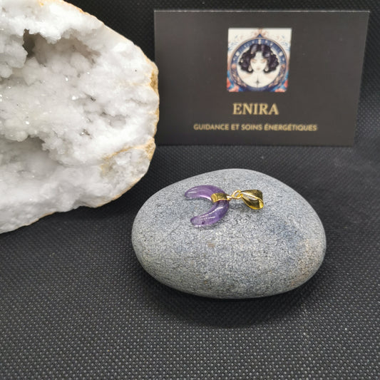 Pendentif Lune Croissante en Améthyste Naturelle – Protection & Intuition – 2 cm