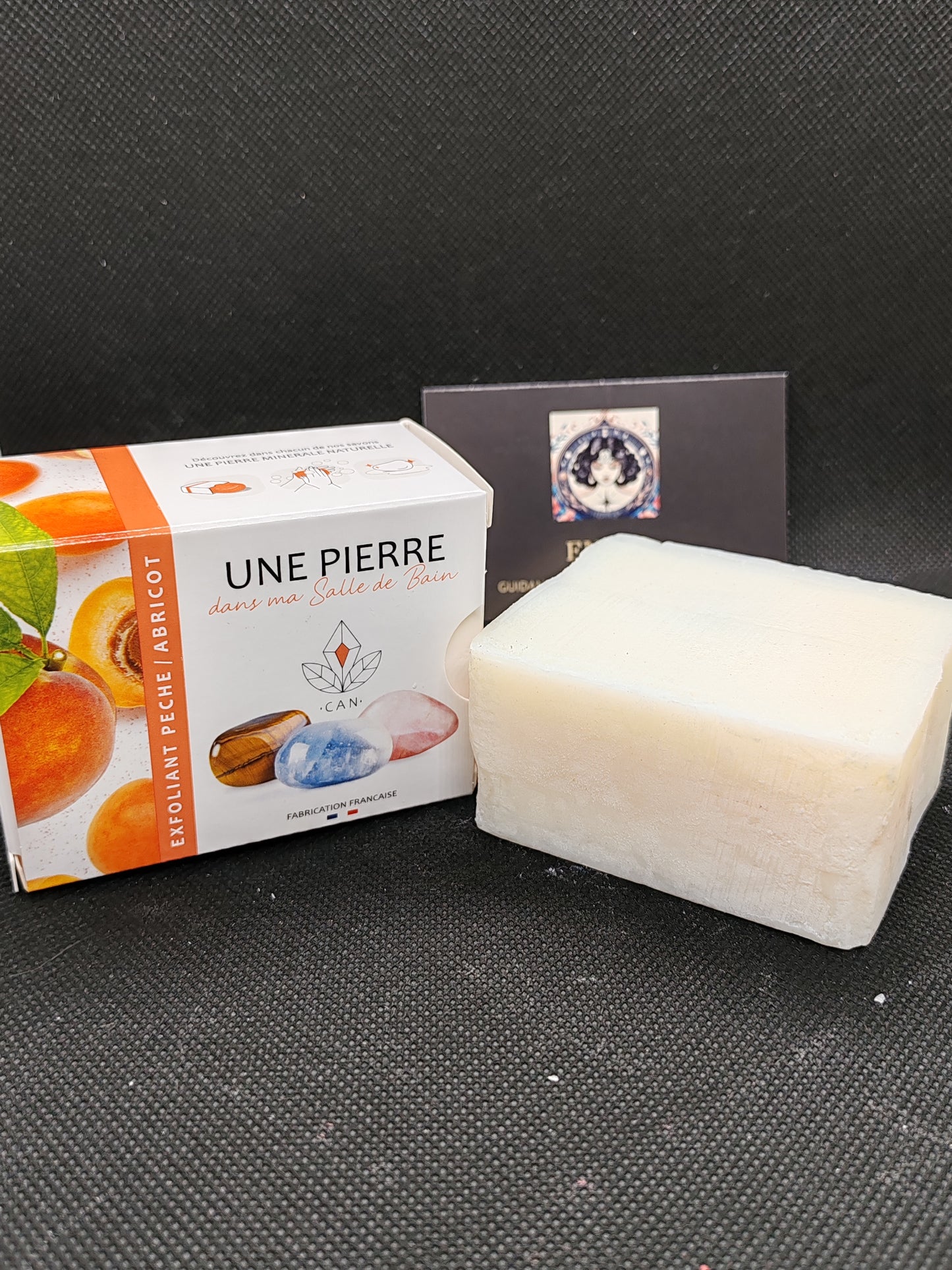 Savons incrustés d'une pierre naturelle ( Plusieurs parfums )